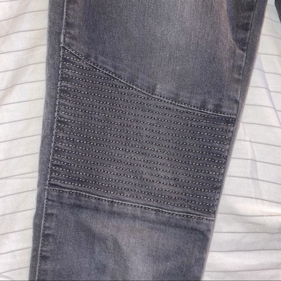 2 different pairs of size 3 / 26 skinny ankle jeans with unique design details - Picture 5 of 10